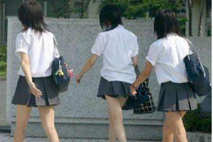 日本女孩冬天凭啥光脚穿裙子？
