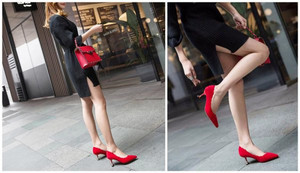 红色高跟鞋适合搭配什么衣服？