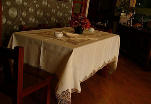木色餐桌搭配什么颜色的桌布