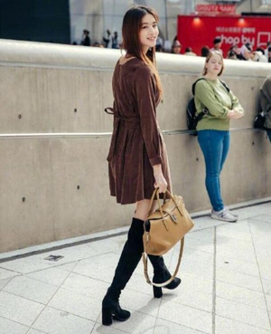 棕色短裙