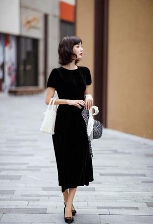 黑色裙子