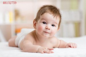 如何让新生婴儿不吐奶？