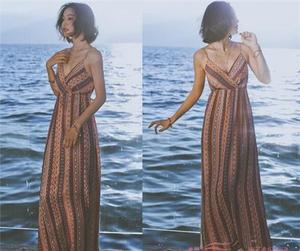 条纹沙滩裙展露夏日海边风情