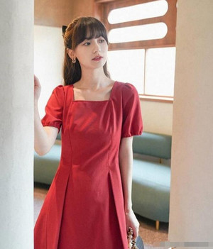大红色连衣裙