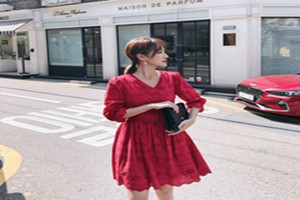 紅裙怎么搭配時尚又減齡？