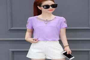 浅紫色T恤 白色短裤