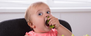 小孩卡喉咙急救方法