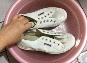 清洗小白鞋