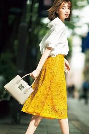 经典白色衬衫 抢眼的黄色蕾丝裙