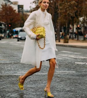 白色裙子 黃色手包