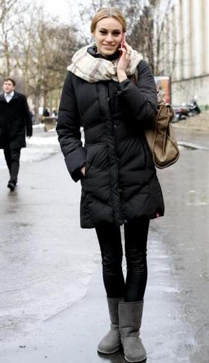 灰色雪地靴搭配黑色的大衣