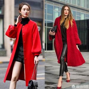 红色外套+黑色毛衣+格纹短裙
