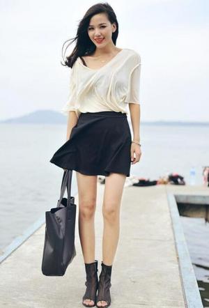 黑色短裙 白色的衬衫