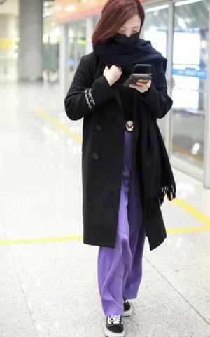 黑色大衣 紫色阔腿裤