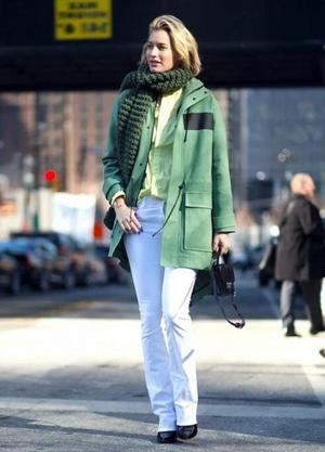 浅绿色外套 深绿色针织围巾