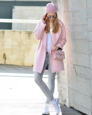 粉色大衣 白色牛仔裤 白色帆布鞋