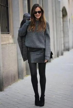 黑色皮裙 灰色毛衣 黑色鞋子