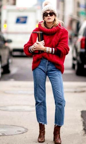短靴 蓝色的牛仔裤 红色毛衣