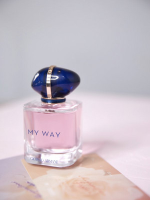 一颗白花调粉蓝宝石 阿玛尼新款神仙香水