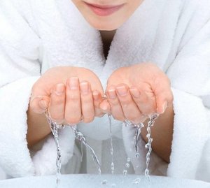 正確洗臉的方法 先溫水后冷水-時尚先鋒