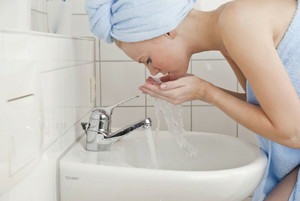 长期用冷水洗脸的危害 教大家如何科学的进行脸部清洁工作