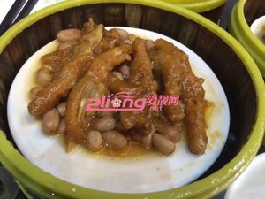 黑豆花生鸡脚汤