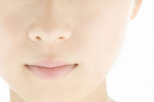 鼻子毛孔大挤出油脂状 其产生原因是什么