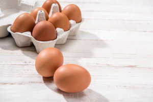 鸡蛋清敷脸的正确方法是什么 它能带来哪些效果