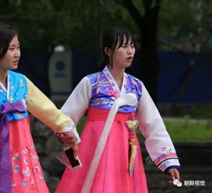 朝鲜流行新观念：迷恋割双眼皮 手机成为最佳的求婚礼物