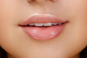 为什么唇部有白色颗粒 哪些原因导致的