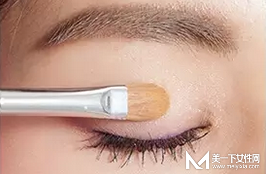 彩色眼线裸妆画法步骤图解 彩色眼线也能打造日常妆容