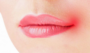 厚嘴唇变薄的天然方法 四种良方供你选择