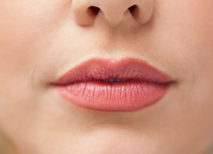 为什么唇部有白色颗粒 哪些原因导致的