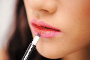 如何化唇妆显嘴小 简单方法助你拥有樱桃小嘴