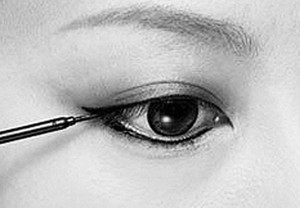 眼线液笔的画法是什么 这些小技巧你知道吗