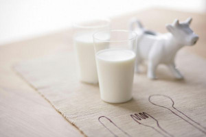 女人每天喝纯牛奶能美白吗 详解几大饮用注意事项