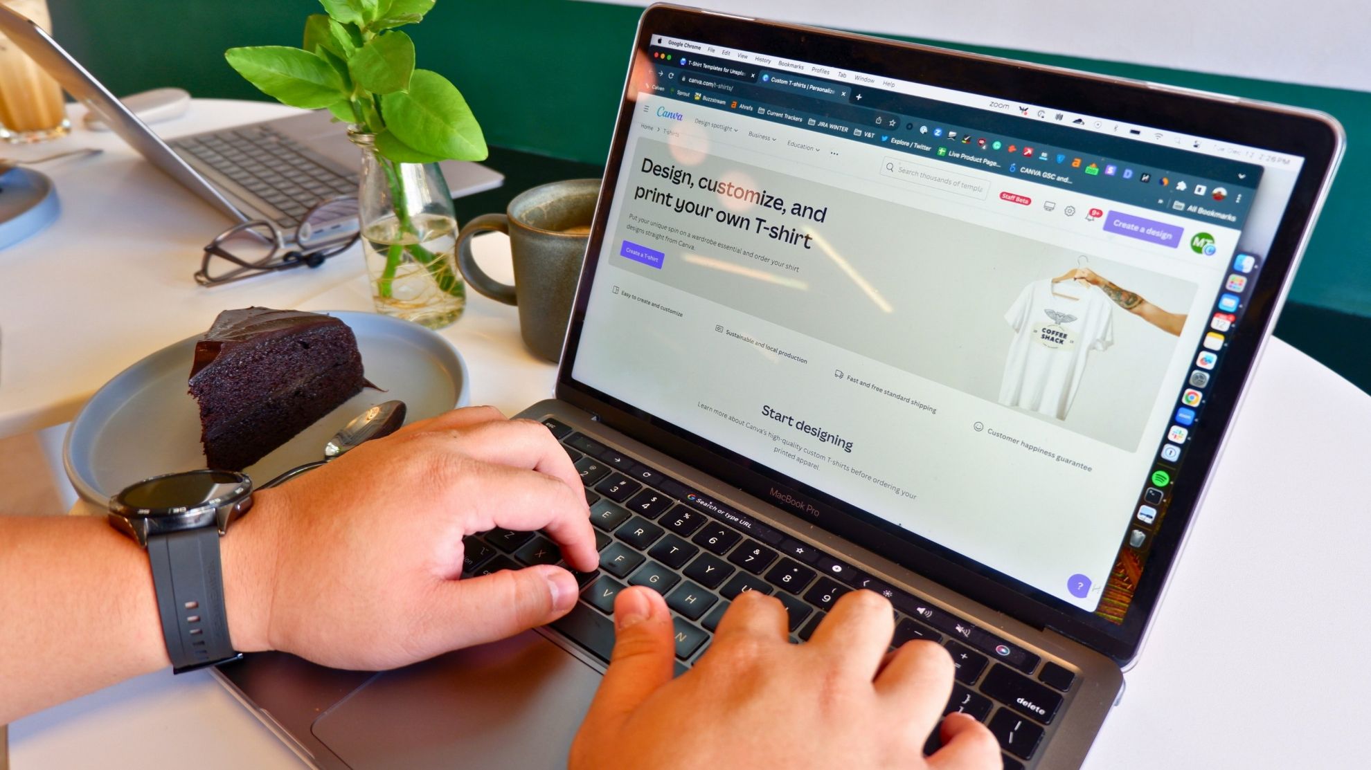 Tailored Sourcing: Personalized Smart Positioning Tags for Global Fleet & Pets